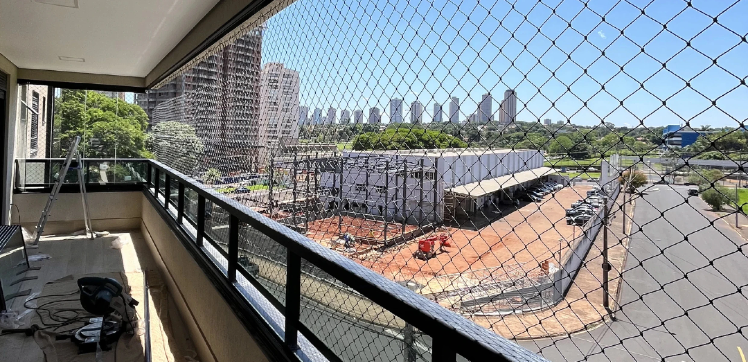 Instalação de rede de proteção
